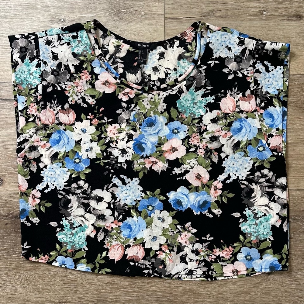 NWOT FOREVER 21 Floral Top Women’s Size Small
